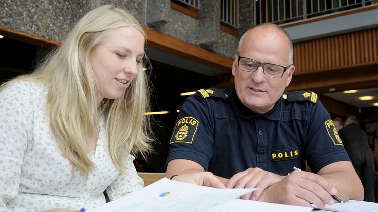Folkhälsosamordnare Maria Svensson och kommunpolis Robert Björklund ser positivt på resultatet och ska till hösten utforma en handlingsplan för att få bukt med de problemområden som undersökningen visade. Bild: Partille kommun.