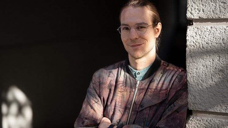 Dr. Simon Probst wurde mit dem OLB-Wissenschaftspreis 2023 ausgezeichnet (3. Preis in der Kategorie Dissertationen). Er verfasste seine Doktorarbeit am Institut für Literatur- und Kulturwissenschaften der Universität Vechta. Foto: Maria Rapela