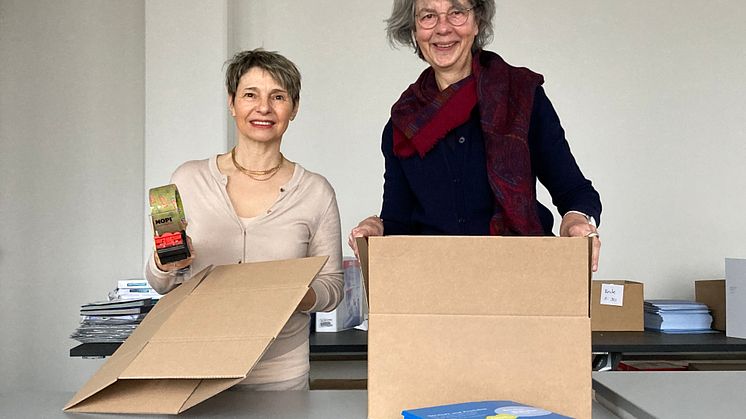 (v.li.) Marilena Gregorini und Claudia Bauermeister-Koch packen die Kartons mit Arbeitshandschuhen.
