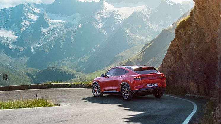 Ford Mustang Mach-E kan ladda 12 mil på tio minuter