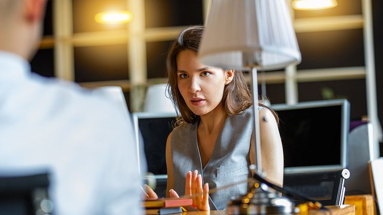 En fersk studie viser at arbeidstakere som har konflikter med kollegaer eller leder oftere får sykefravær, forklarer Simployer. FOTO: Dreamstime