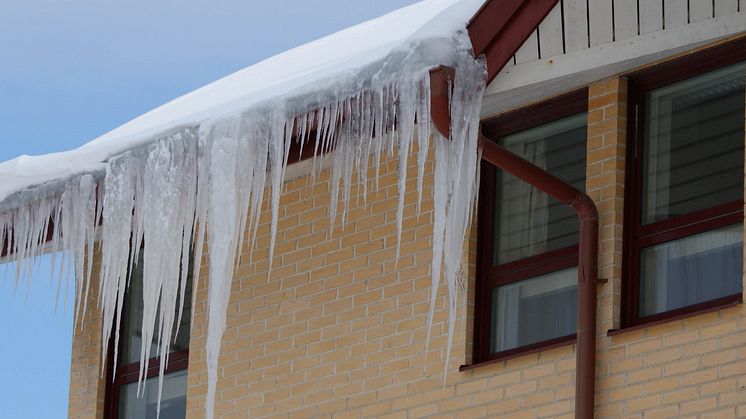 Raychem värmekabelsystem förebygger snö- och isbildning och gör fastigheten säkrare.