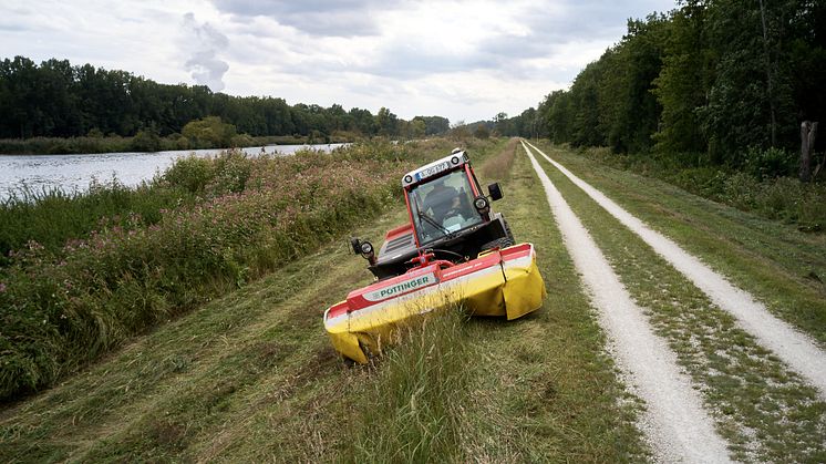 Als Betreiber von zehn Wasserkraftwerken an der Donau ist LEW Wasserkraft für den Unterhalt an insgesamt 75 Flusskilometern zuständig. Zu den notwendigen Unterhaltsmaßnahmen gehört auch das regelmäßige Mähen entlang der Dämme. (LEW / Z-Studio)