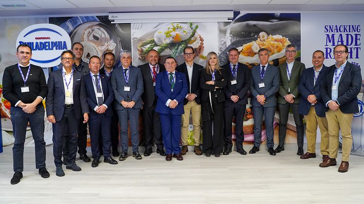 Mondelēz International conmemora el 50 aniversario de la producción de Philadelphia en España con la visita de la Junta de CyL y otras autoridades a su planta en Hospital de Órbigo