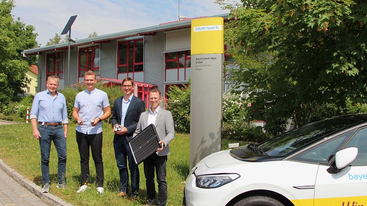 Günther Mertel (v.l.n.r.), Bereichsleiter Hochspannung, Dominik Martin, Netzbauleiter in Regen, Kundencenter-Leiter Michael Pollerspeck sowie Dr. André Zorger, Leiter Kommunalmanagement Ostbayern, informierten über die Energiezukunft am Kundencenter.