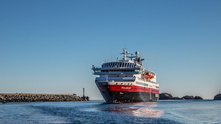 MS Polarlys passerer moloen og statuen Fiskarkona på vei til kai i Svolvær. Foto: Carsten Pedersen / Hurtigruten