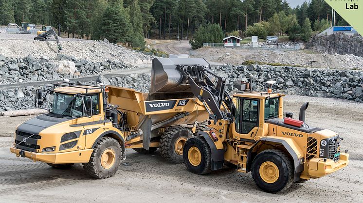 Hjullastare Volvo L120 och en ramstyrd dumper A25F i självgående arbete 