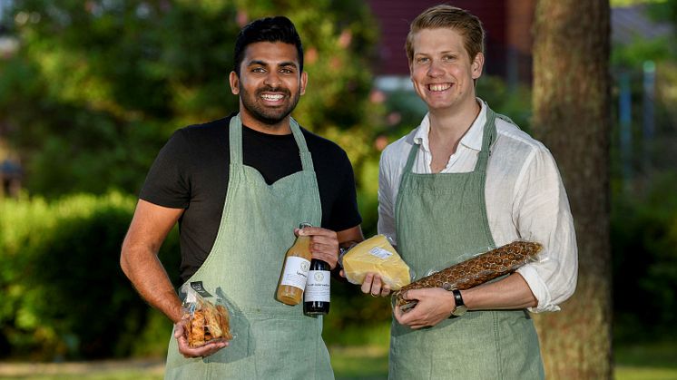 Stefan Olsson och Christian Sjöland på Gårdshem är stolta vinnare av Stora turismpriset. Saknas på bilden gör butikschef Nicholas McFarlane samt butiksassistent Elis Tedebring.  Foto: pressbild Gårdshem.
