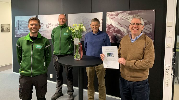 Backer AS er selskap nr. 50 som signerte strakstiltakene, og Grønn Byggallianse gratulerer med blomst. F.v.: Driftsleder Eirik Sætre, driftsleder Magnar Ove Nordtveit, prosjektleder Kjell Sylvarnes og daglig leder Atle Sylvarnes. Foto: Backer AS.