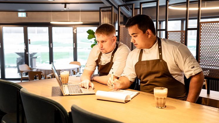 Nicolai og Lasse har ansvaret for menuerne, som de jævnligt skifter