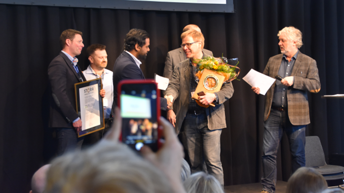 Örjan Martelluer från MidDec Scandinavia tog emot Stora Inneklimatpriset av bostadminster Peter Eriksson under Nordbygg i Stockholm. Foto: Fredrik Kindahl/Slussen.biz