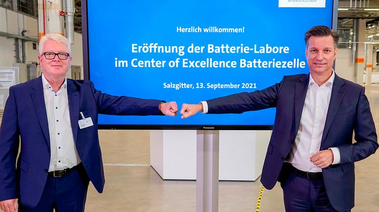 Thomas Schmall, direktør for Volkswagen Group Components, og Ministerpræsident i Niedersachsen åbner det nye top moderne batterilaboratoriecenter