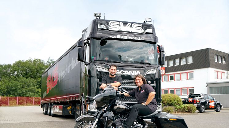 Kevin und Adrian Kießling (v. li.) freuen sich über die neun neuen Scania S 450 in ihrer Lkw-Flotte.