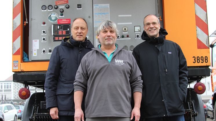 Bereiteten bei Westfalen Weser die Übergabe des Notstromaggregats vor: Jürgen Dallmeier, Bereichsleiter Betrieb Nord, Ralf Gertz, Netzwerkstatt, Reimar Süß, Bereichsleiter Technik (v. l.)