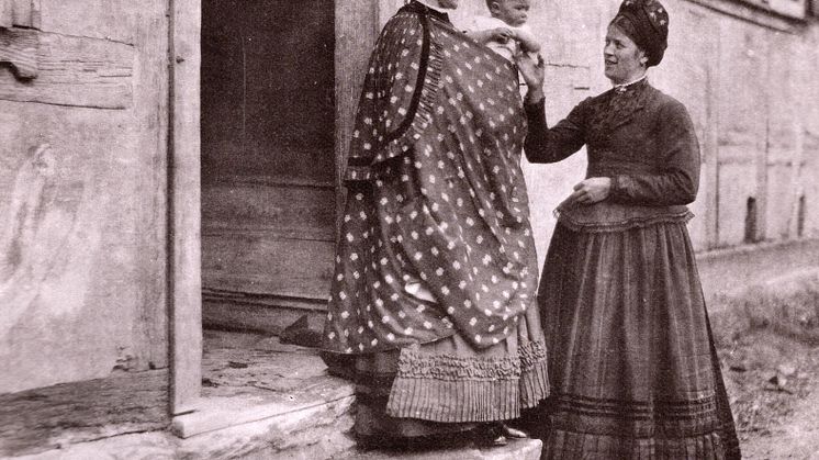 Besuch der Nachbarin, Thüringen 1890 - Foto: Junghanss und Koritzer