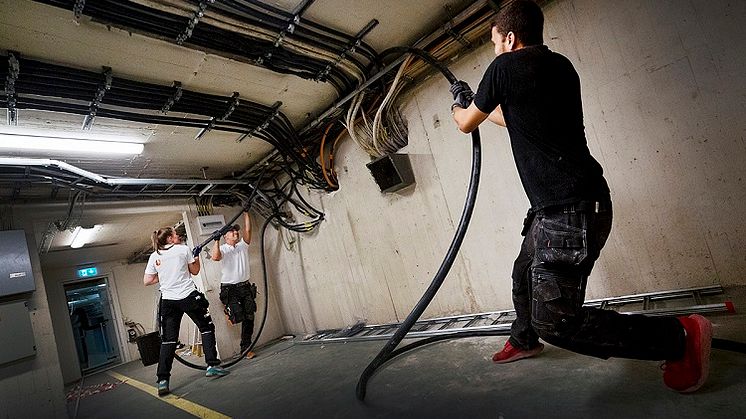 Hard working team från Impero El – Emma Jansson Lindén, Bo Lundin och Dayan Perez drar kabel