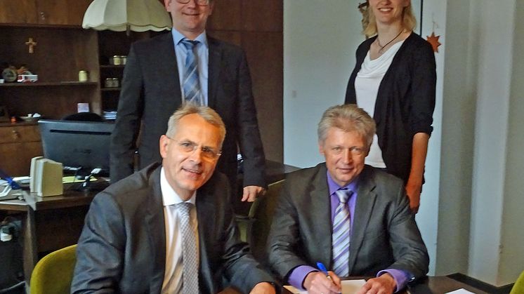 Partner bis 2040: Bürgermeister Lothar Müller (sitzend r.) und Christoph Henzel, Mitglied der Geschäftsführung (sitzend l.), unterzeichnen im Rathaus mit Kommunalbetreuer Markus Windisch und Netzbauleiterin Katja Lindner den Vertrag.