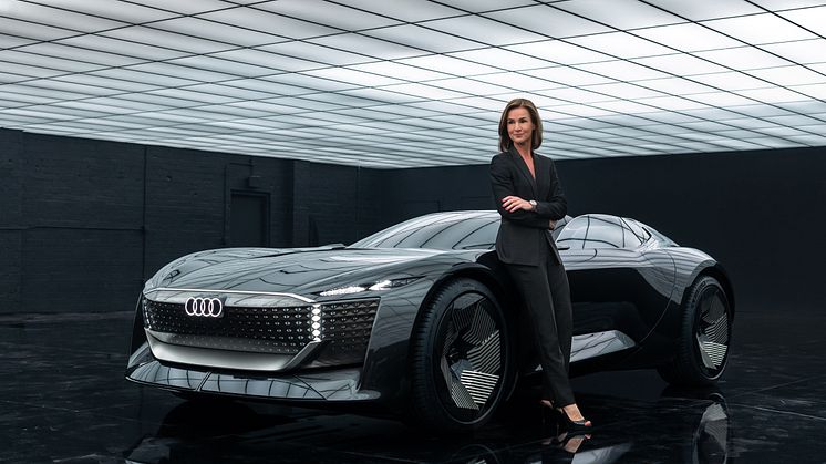 Hildegard Wortmann, direktionsmedlem for salg og marketing, foran Audi skysphere concept
