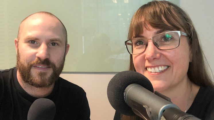 Jmmy Rydén, content manager Podcast på Schibsted Brand Studio vid inspelningen av Kvarteret Nybygget tillsammans med Riksbyggens Johanna Bjurskog.