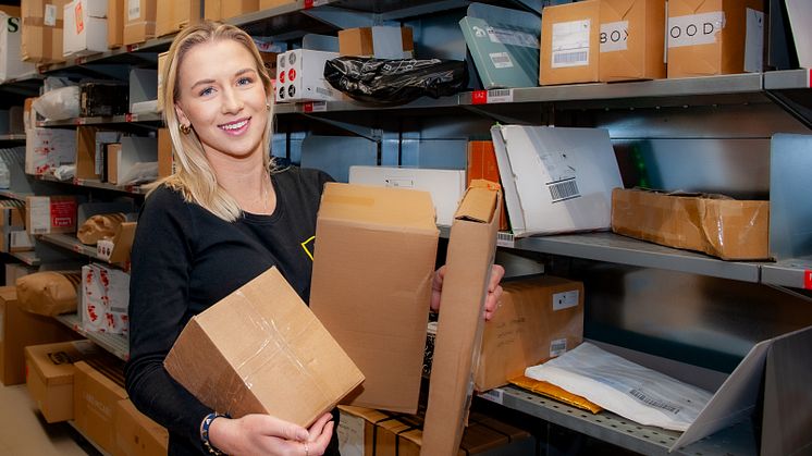 FORSINKET JULEGAVE: Er det en pakke du har glemt å hente før jul? Nå ligger det 65.500 uavhentede pakker hos Posten Brings hentesteder. Foto: Posten Bring