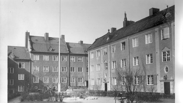 SKB fyller 105 år och har sedan 1916 aldrig sålt ett hus. Kvarteret Motorn i Vasastan blev det första (bild ca 1920). Nu har föreningen över 8100 kooperativa hyresrätter i fastigheter med en arkitektur som följt decenniernas utveckling.