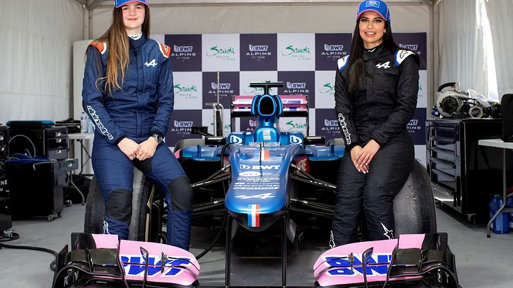Två kvinnliga förare i Alpine F1-bilen i Riyadh
