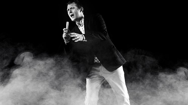 Magnus Carlson på scen med The Moon Ray Quintet