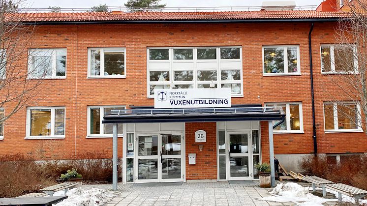 Norrtälje kommun skapar fler utbildningsplatser på Komvux - avvecklar vuxenutbildningen i egen regi
