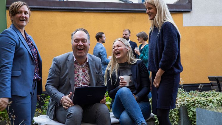 Gustaf och Kathrine tillsammans med kollegor från CRM-Konsulterna.