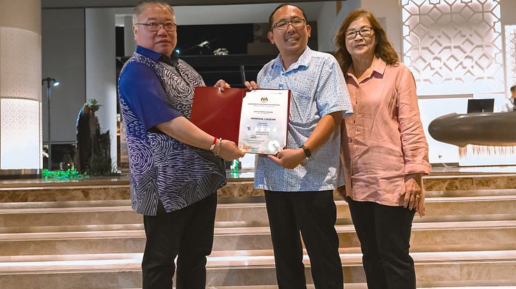 From left to right YB Dato’ Sri Tiong King Sing, Mr Au Yong Hin Yoong, General Manager of PARKROYAL Langkawi Resort and Madam Lee Hong Lan