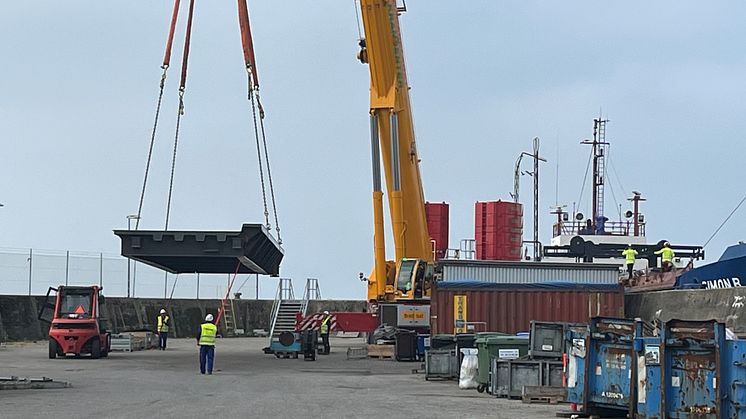 Rødby ferry berth 1: Unloading of new ramp