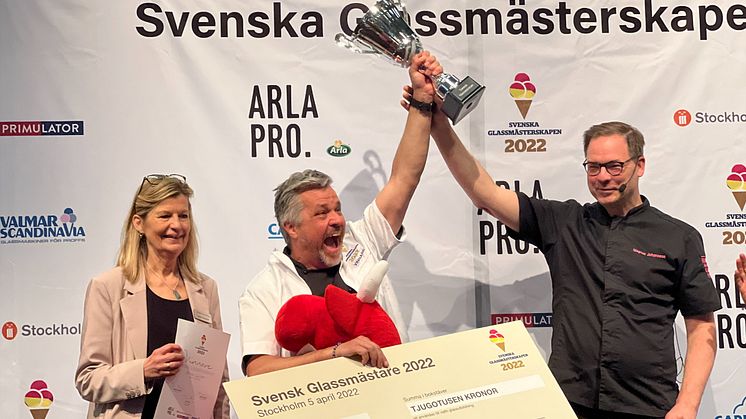 Vinnaren Kenny Mattsson tillsammans med ﻿﻿juryns ordförande Magnus Johansson och Annika Linderoth från Stockholmsmässan.  