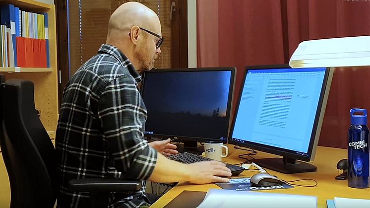 Anders Sandblads forskning har fokus på yrkeskunnande, artificiell intelligens och digitalisering. Foto: Högskolan Väst
