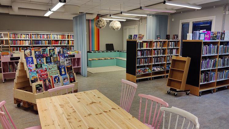 Nytt färgglatt och mysigt biblioteksrum