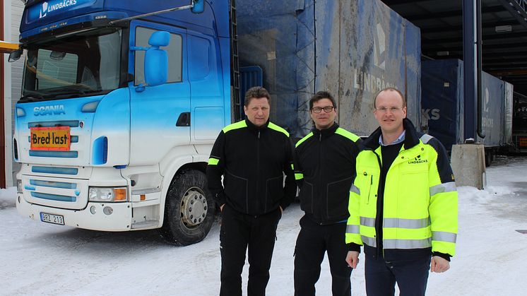 Fr vänster Erik Svensson, transportledare, Mikael Wennberg, chaufför och Markus Holmlund logistikchef på Lindbäcks. 