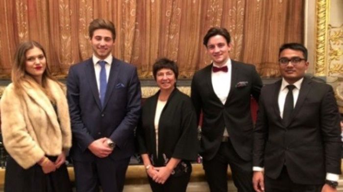 In Abendrobe in der Oper (v.li.): Anna Kerstin, Quirin Boneberger, Dolores Sanchez Bengoa, Markus Kreutz and Qaseen Siddiqui.