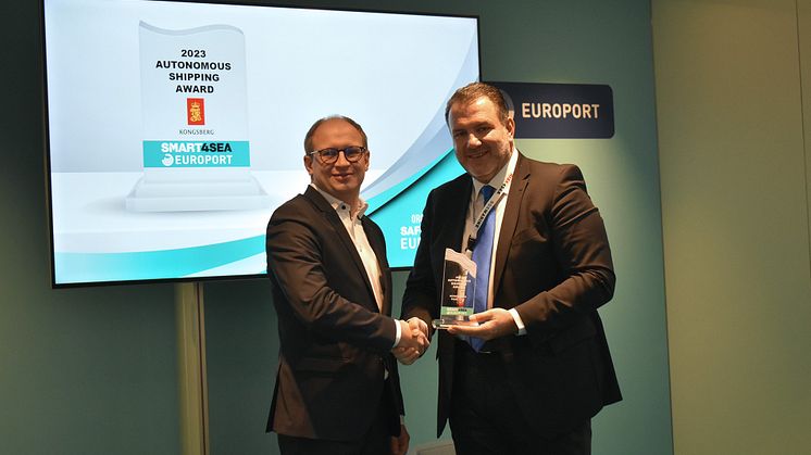 Kongsberg Maritime’s Sebastian Jobs, Senior Vice President Sales EMEA, receiving the SMART4SEA Autonomous Shipping Award