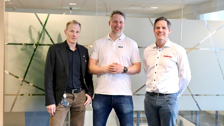 Fra venstre: Eirik Gjelsvik (CEO, Backe) Vemund Bye Garnås (MD, BAS) Thomas Astrup (MD, Cramo)