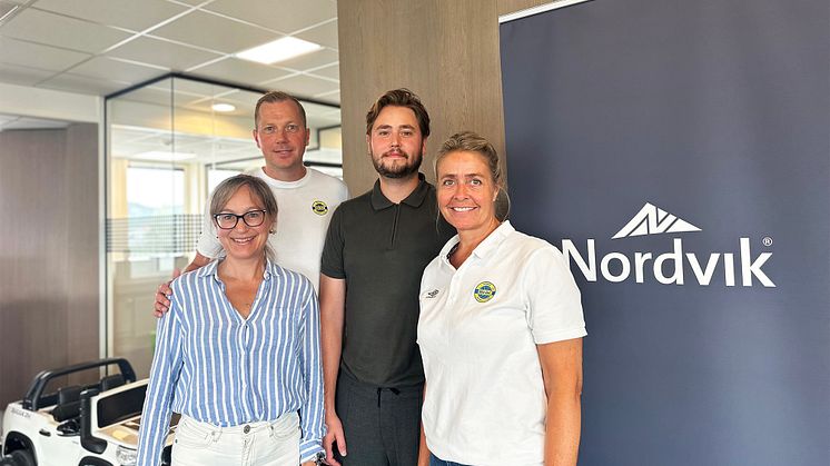 Inngår samarbeid: Elisabet Nordvik Sannes (t.v), Rikard Bakke Olsson, Fredrik Nordvik og Kristin Samuelsen. Foto: Nordvik Gruppen AS.