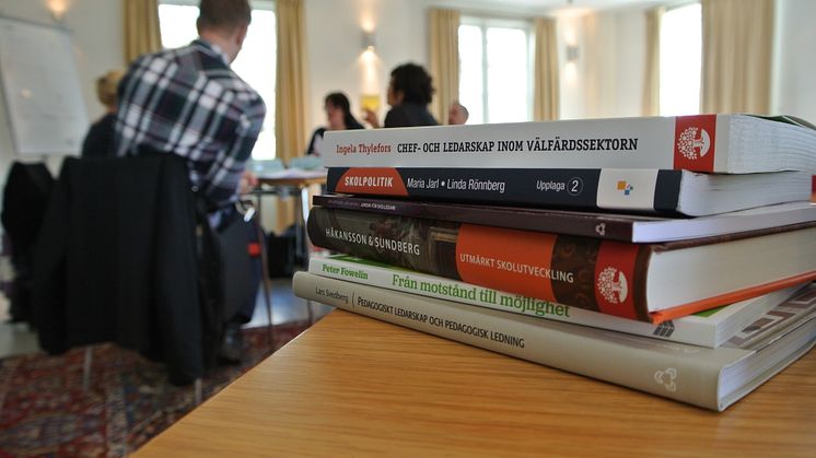 Över tusen sidor litteratur och många diskussionsuppgifter är något som väntar deltagarna i Framtidens skolledare.
