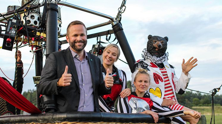 Kultur- och stadsmiljöborgarråd Jonas Naddebo (C) tillsammans med akrobater från föreställningen Pust
