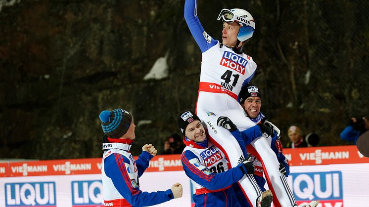 Norrmannen Rune Velta efter backhoppssegern i Falun 2015.
