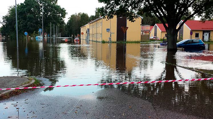 2015 drabbades även Hallsberg av översvämningar som en följd av kraftigt regn. Kommuner och byggaktörer bör planera för att dagvatten vid extrema skyfall ska kunna avledas ytligt, menar VA-guidens redaktör.