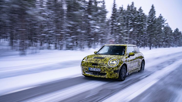 Neste generasjon elektriske MINI testes på nordisk is og snø