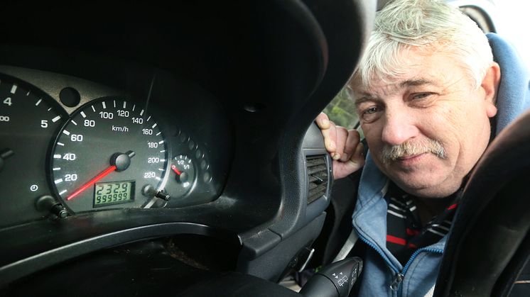 ​Taxichauffören James Foley har kört sin Ford Tourneo Connect i motsvarande 25 jordenrunt-resor.
