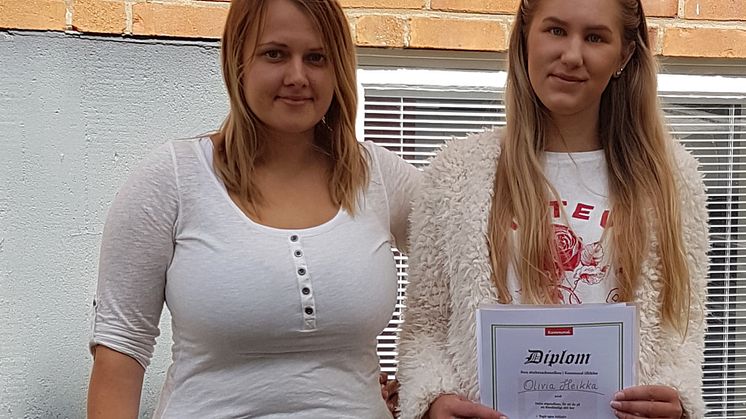 Stipendiet överlämnades av Camilla Mattila Ungansvarig/skolinformatör, Kommunals sektion Överkalix/Övertorneå.