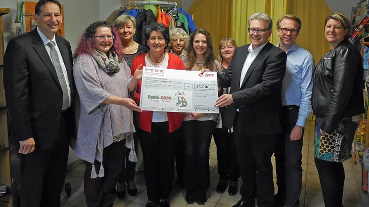 Einen Scheck über 15.000 Euro überreichte Bayernwerk-Gesamtbetriebsratsvorsitzender Albert Zettl (3. v. r.) an Robin-Hood-Vorsitzende Claudia Heitzer (2. v. l.).