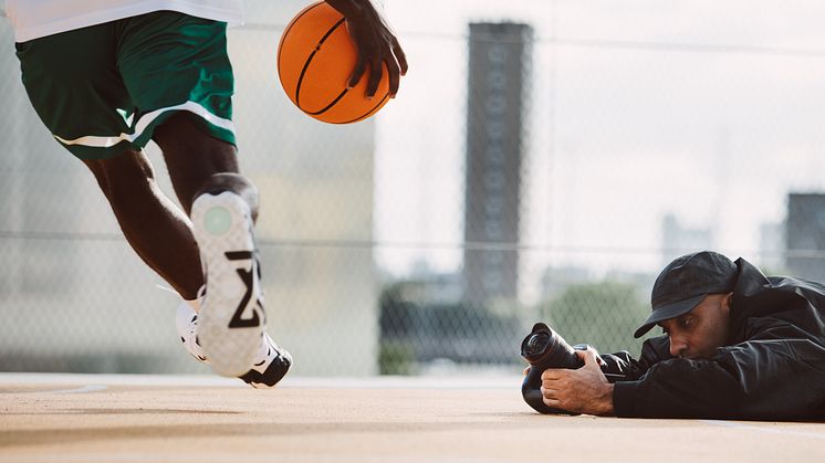 EOS R1_Lifestyle_male_photographer_basketball_court_Atiba_Jefferson_623954.jpg