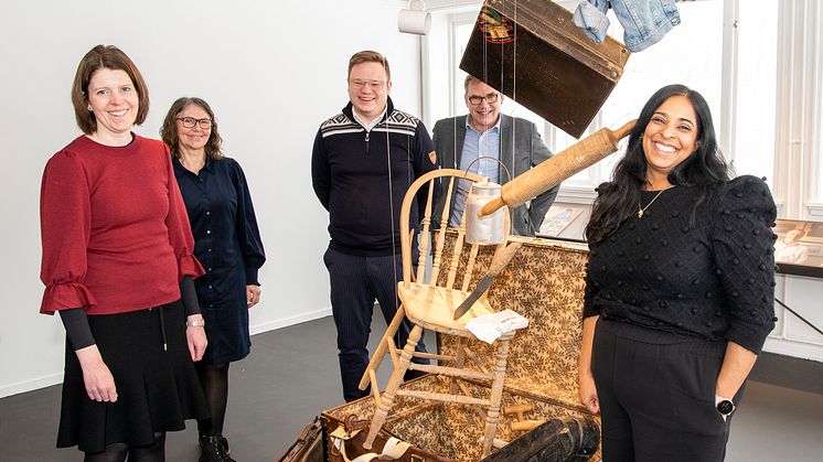 Fra venstre: Ida Kristine Teien (prosjektleder for 200-års markeringen), Kari Fuglesang (Anno), statssekretær Even Aleksander Hagen, Terje Mikael Hasle Joranger (Anno) og kulturminister Lubna Jaffery. (Foto: Geir Ove Andreassen/Anno)
