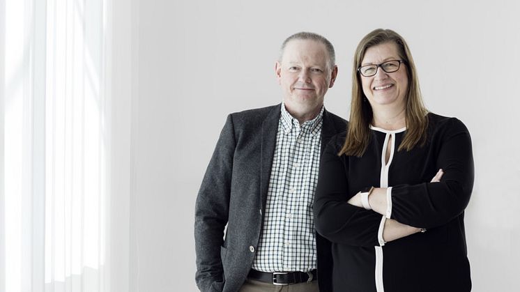 Hans Adolfsson, rektor och Katrine Riklund, prorektor vid Umeå universitet. Katrine är också ordförande i Rådet för Artificiell Intelligens vid Umeå universitet. Foto: Elin berge